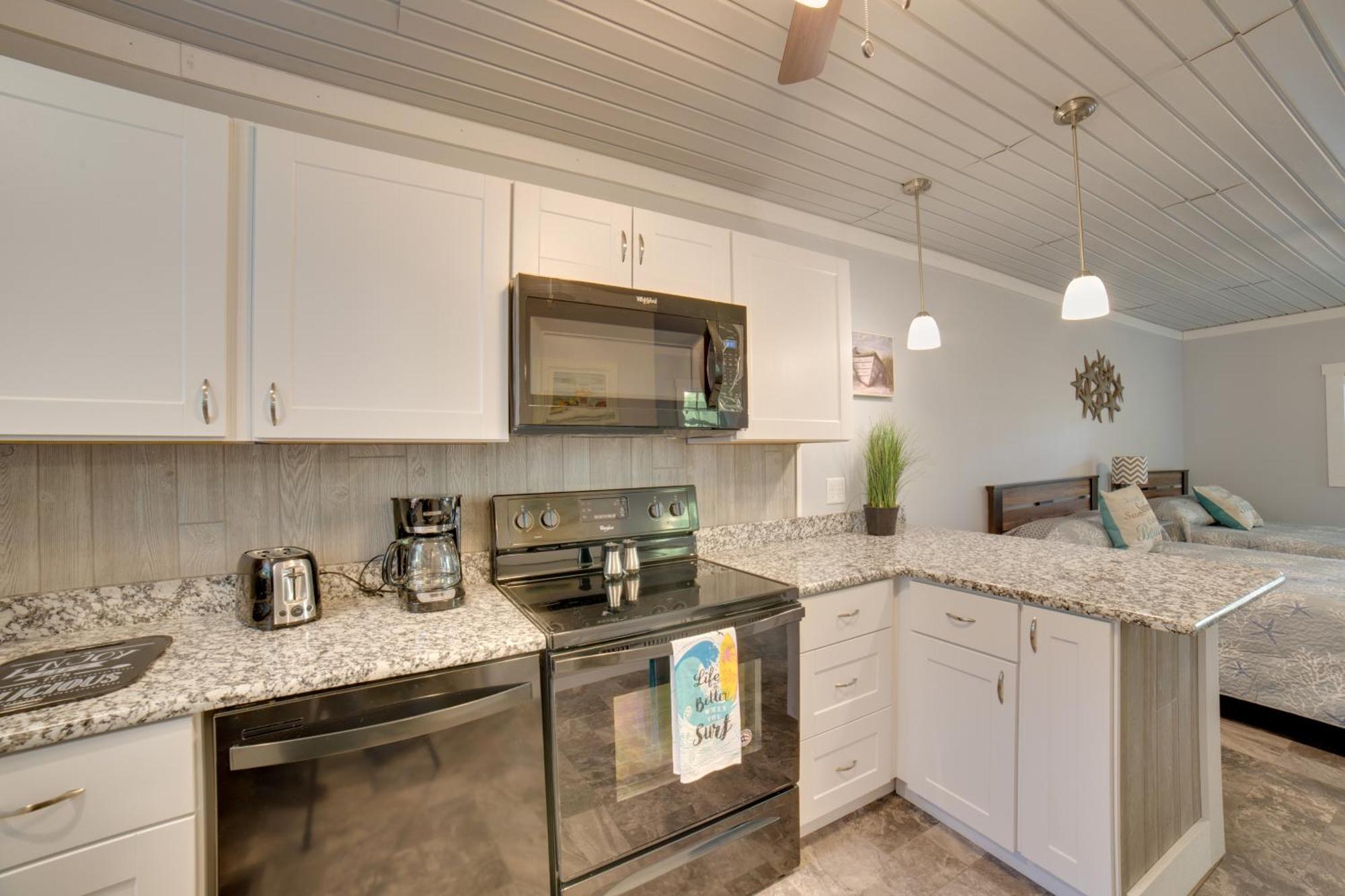 Ocean Isle Beach Studio With Patio - 1 Mi To Pier! 외부 사진